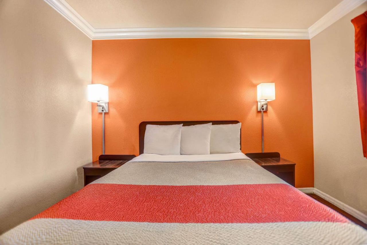 Motel 6-Fresno, Ca - Belmont Ave Екстер'єр фото