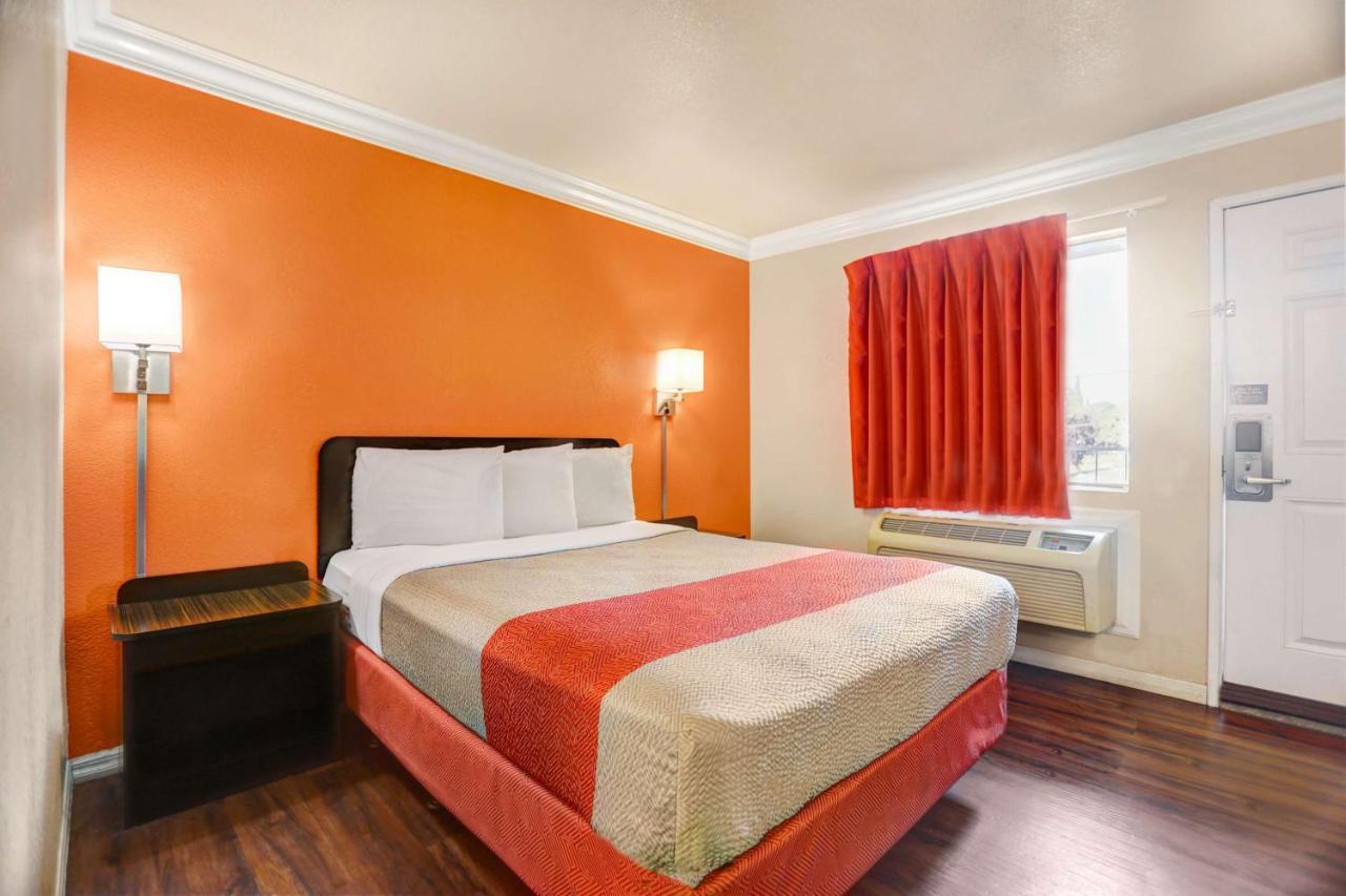 Motel 6-Fresno, Ca - Belmont Ave Екстер'єр фото