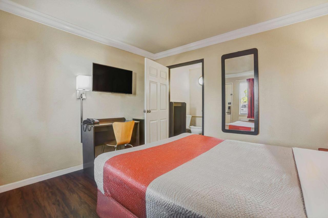 Motel 6-Fresno, Ca - Belmont Ave Екстер'єр фото