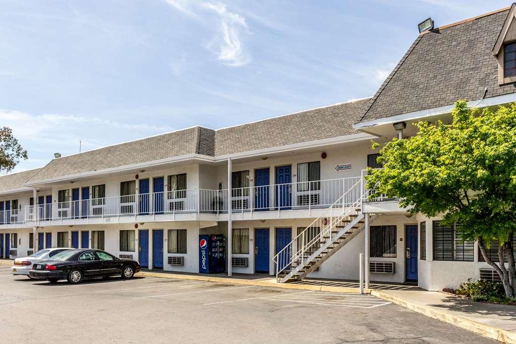 Motel 6-Fresno, Ca - Belmont Ave Екстер'єр фото